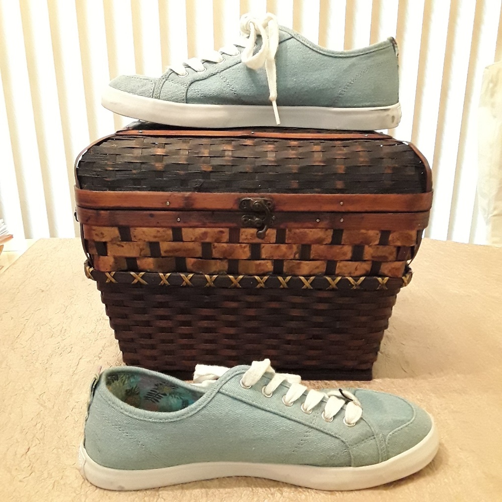$$$ G by GUESS Womens Mallory3 Logo Sneakers $$$